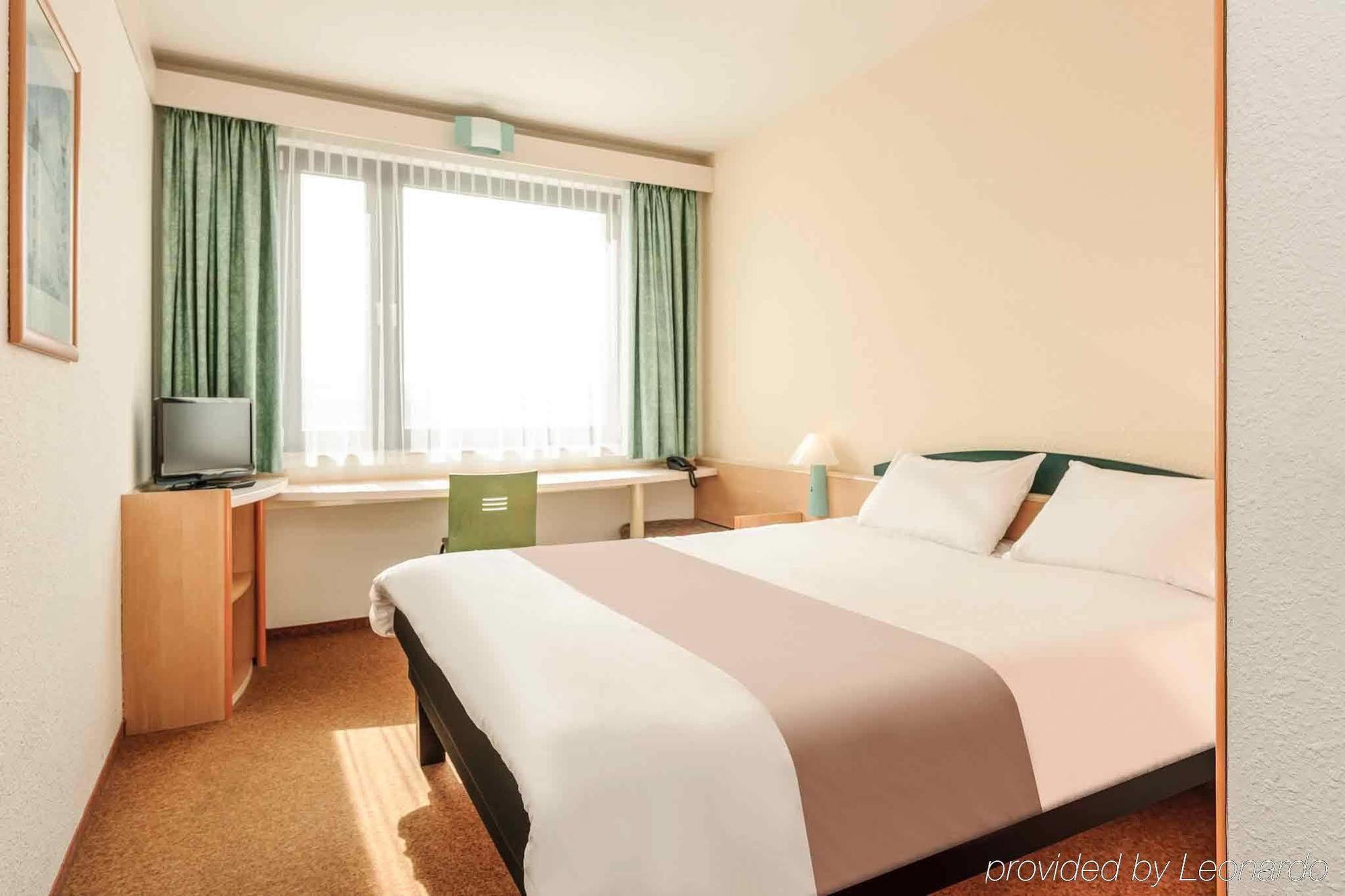 Ibis Rostock Am Stadthafen Exterior foto